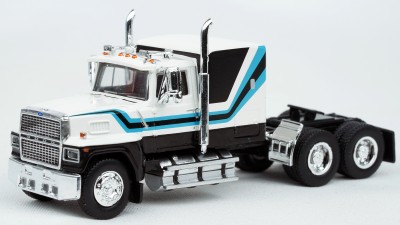 BR85878 HO Scale Brekina Ford LTL-9000 Truck Tractor White/Black/Blue